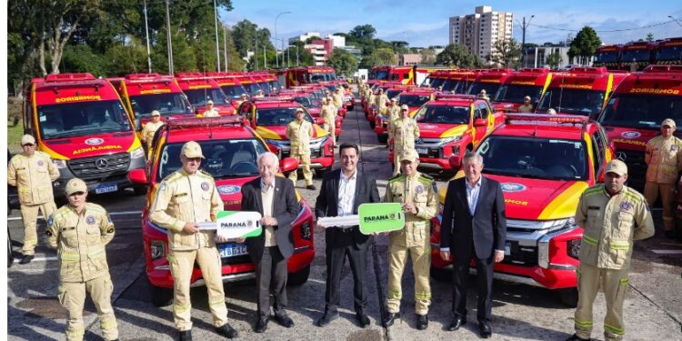 Caminhões, ambulâncias e sonar: governador entrega equipamentos aos Bombeiros
Foto: Jonathan Campos/AEN