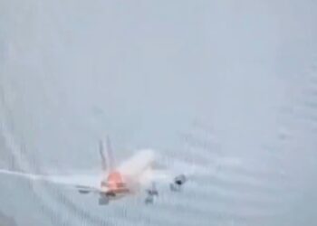 Avião que caiu na Índia voou por poucos segundos antes de explosão. “Assista o vídeo”