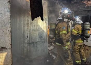 Casa abandonada pega fogo em Santo Antônio da Platina e mobiliza equipe dos bombeiros