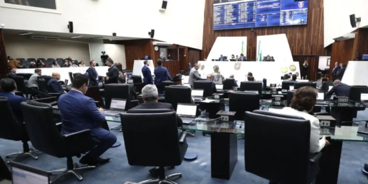 Sindicato disse que 11 mil professores aposentados ficaram de fora do reajuste. (Foto: Orlando Kissner/ALEP)