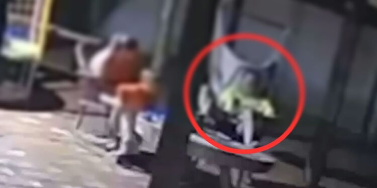 As imagens mostram que o pai estava no celular quando a criança matou a mãe (Foto: Reprodução/Meio News)
