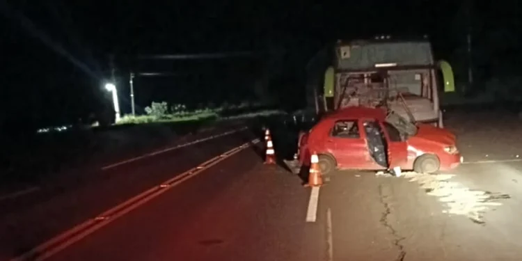Carro foi atingido quando cruzava a rodovia (Foto: BPRv)