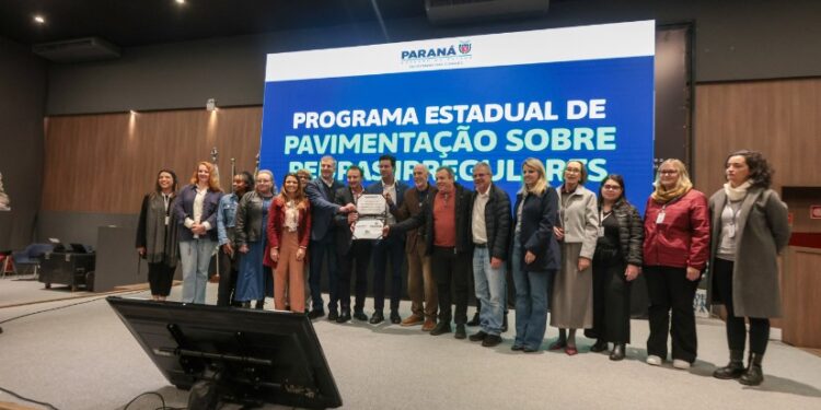 O secretário das Cidades, Guto Silva, lança nesta terça-feira (15) o Programa Estadual Pavimentação sobre Pedras Irregulares
Foto: Geraldo Bubniak/AEN
