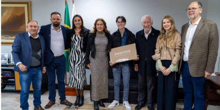 Parananese que vai representar Brasil em Olimpíada de IA ganha notebook e conta trajetória
Foto: Felipe Henschel