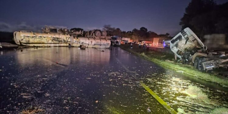 Acidente na BR-376 foi forte e caminhão tombou (Foto: divulgação / PRF)