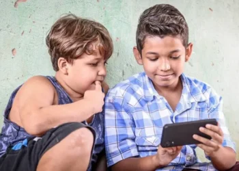 Projeto obriga pais a supervisionarem o uso da internet por filhos