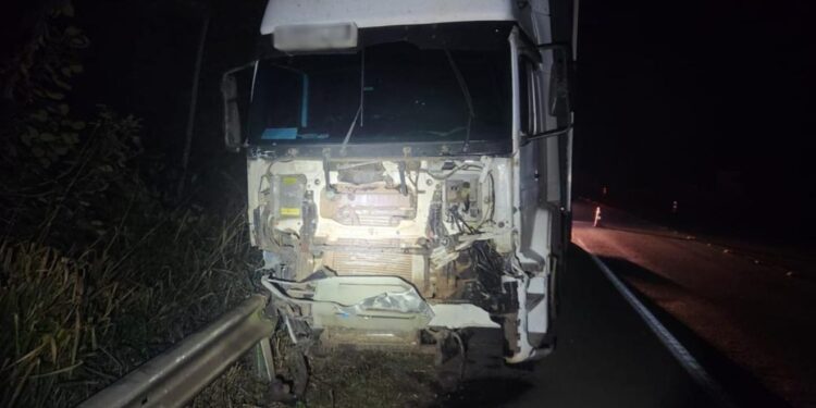 Acidente na BR-376 resultou em morte de jovem, condutor de um Peugeot 307 (Foto: PRF)