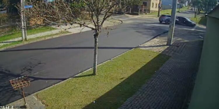 Câmera flagrou momento da forte batida (Créditos: reprodução / câmera de segurança)