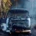 Assalto violento termina com incêndio de Kombi escolar em São Jerônimo da Serra