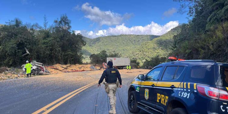 Serra da Esperança ficou quatro horas interditada por causa de acidente (Foto: PRF)