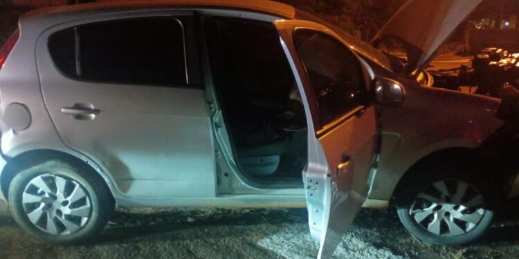 Não se sabe se a jovem que bateu o carro teria roubado o veículo (Foto: Divulgação/PRF)