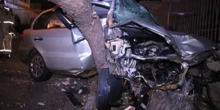 O motorista do carro foi socorrido e levado ao hospital (Foto: Márcio Lopes / aRede)