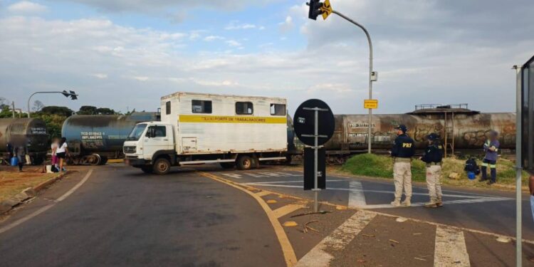Acidente entre trem e caminhão deixou sete trabalhadores feridos em Jandaia do Sul (Foto: PRF)
