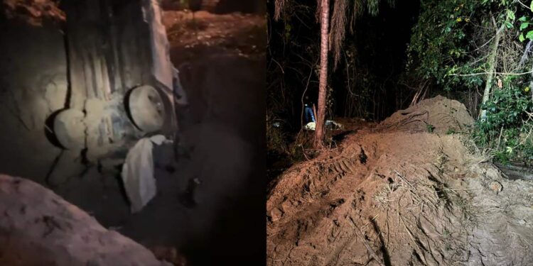 O veículo tinha vestígios de sangue e tiros, mas nenhum corpo foi encontrado (Foto: Polícia Militar do Paraná)