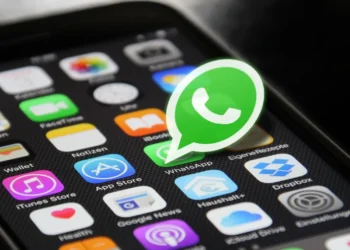 Vereador do PR quer banir celular de colegas em plenário e sugere punição