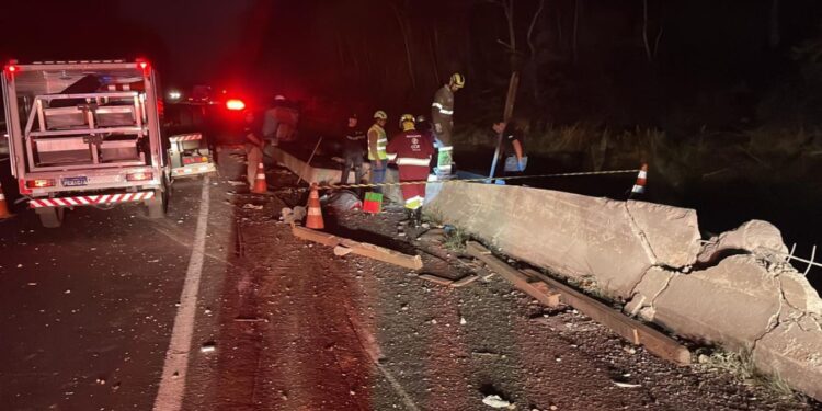 O motorista do caminhão ficou preso às ferragens (Foto: Divulgação/PRF)