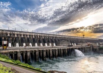 Itaipu impulsiona queda nas contas de luz dos brasileiros com tarifa competitiva