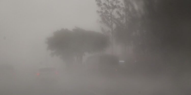 É bom se manter em locais protegidos durante as pancadas de chuva que devem atingir o Paraná (Foto: Gilson Abreu/AEN)