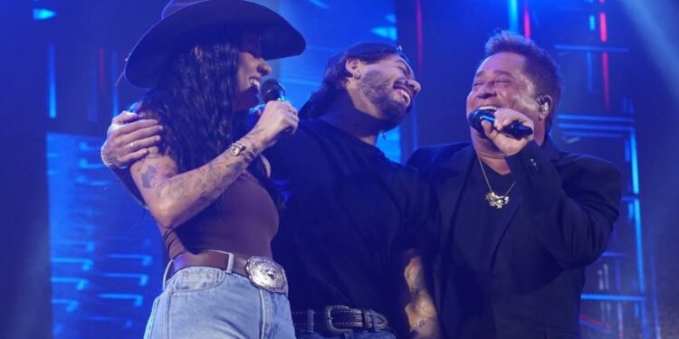 Zé Felipe, Ana Castela e Leonardo se abraçaram e sorriram durante o show (Foto: reprodução / Prefeitura de Sarandi / Instagram)