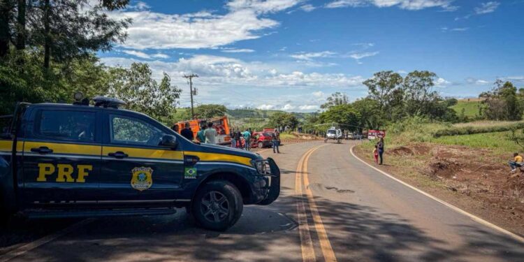 Acidente na BR-369 pode ter sido causado por buraco na pista (Foto: PRF)