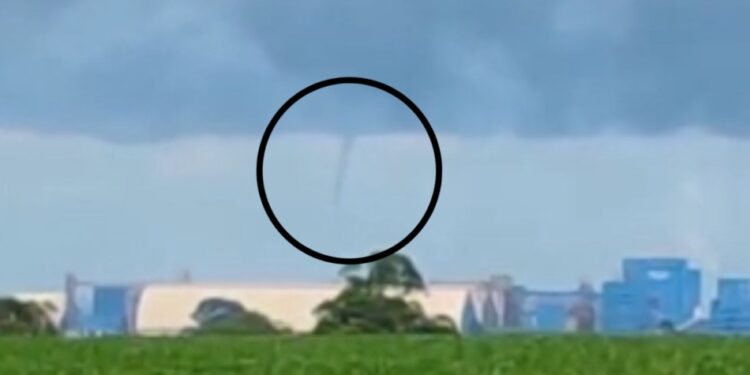O formato da nuvem que assustou moradores no Paraná trouxe lembranças do tornado que atingiu municípios na semana anterior (Foto: Ronaldo Klais)