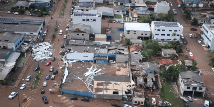 Além de pessoas morrerem e ficarem feridas, a cidade de Rio Bonito do Iguaçu, no Paraná, foi destruída pelo tornado (Foto: AEN/Ari Dias)