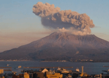Vulcão entra em erupção no Japão e levanta coluna de 4,4 km de cinzas; veja vídeo