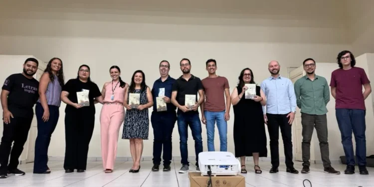 Os autores dos textos durante o lançamento do livro “Experiências em Linguagens: reflexões e práticas”, realizado na UENP. Foto: divulgação/CLCA