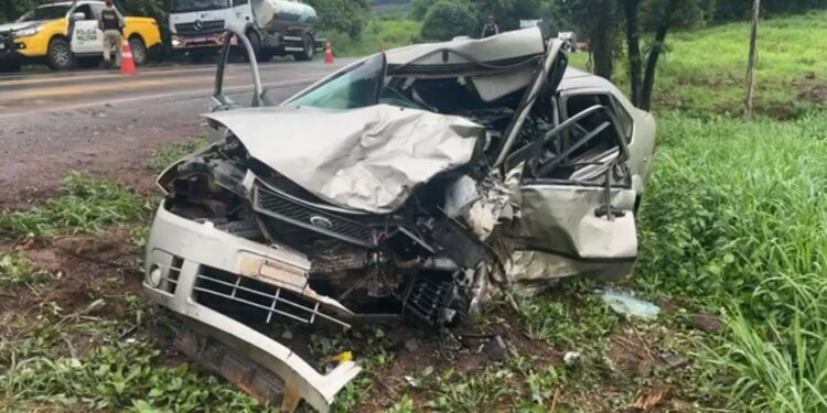 Um dos carros teria atravessado a pista contrária e colidido nos outros dois automóveis. (Foto: Júlio Alves/Rádio Ampére)