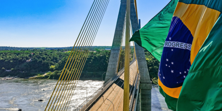 Nova ponte tem 760 metros de comprimento e vai ligar as cidades de Foz de Iguaçu e presidente Franco. (Foto: Ricardo Stucker/PR)