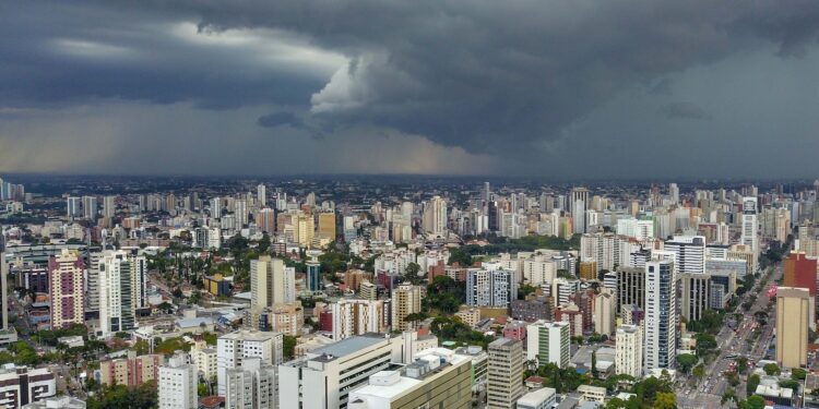 APÓS SEMANA DE CALOR INTENSO, 2026 CHEGA COM CHUVA E TEMPERATURAS MAIS AMENAS AO PARANÁ
Foto: José Fernando Ogura/Arquivo AEN