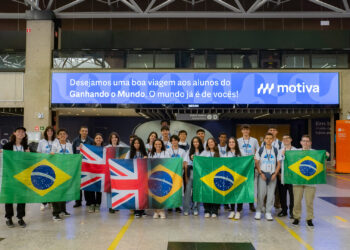 Ganhando o Mundo: com emoção e expectativas, 25 adolescentes embarcam para o Reino Unido