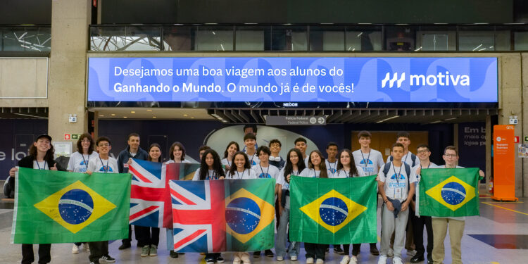 Com emoção e expectativas, 26 estudantes do Paraná embarcam para o Reino Unido pelo Programa Ganhando o Mundo
Foto: Silvio Turra/SEED
