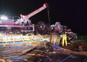 Paraná: Caminhoneiro fica em estado grave após carreta tombar na BR-476