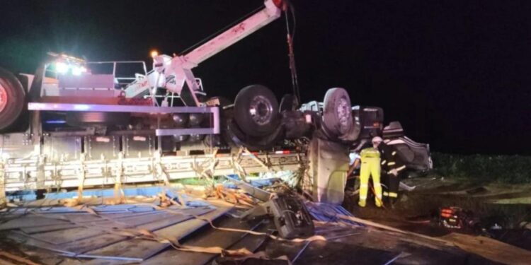 Carreta ficou totalmente destruída após o acidente que deixou caminhoneiro grave (Foto: divulgação/PRF)