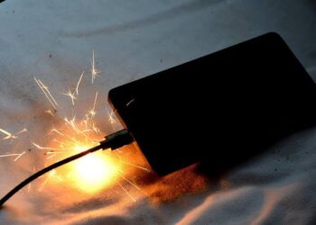 Paraná: Carregador em curto provoca fogo em colchão e mobiliza bombeiros