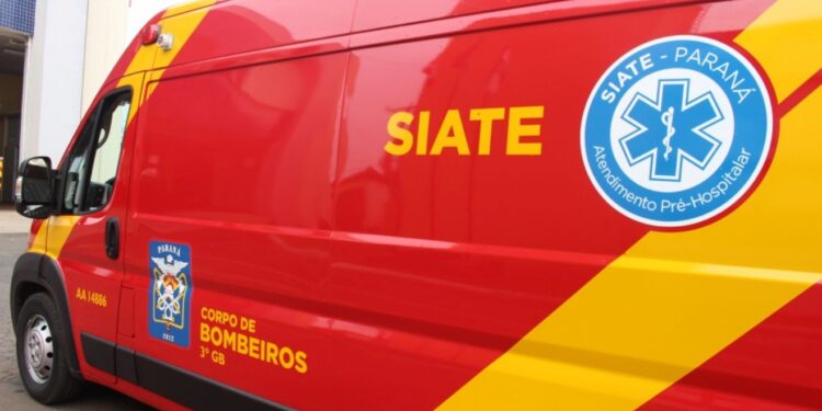 A jovem que pulou do carro foi atentida pelo Siate, mas se recusou a ir ao hospital (Foto: SESP-PR)