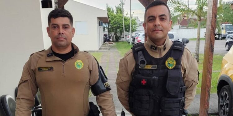 Soldado Cabral e soldado Gouveia salvaram família durante cabeça d’água em Guaratuba (Foto: PMPR)