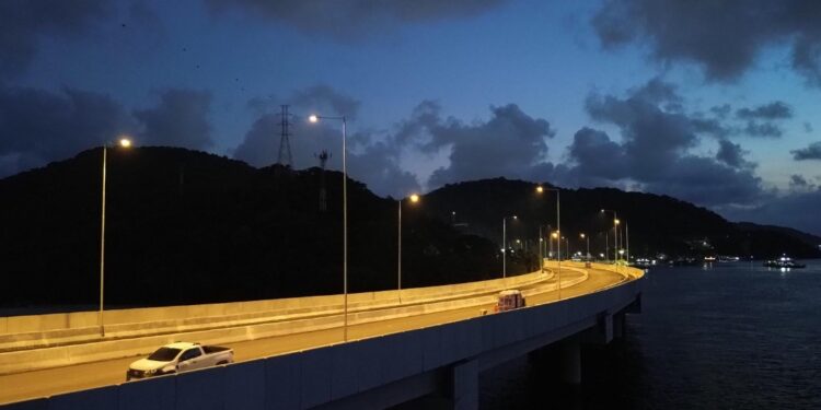 Primeiros testes de luz mostram como a Ponte de Guaratuba ficará à noite
Foto: Gediel Mendes/Consórcio Supervisor Ponte de Guaratuba