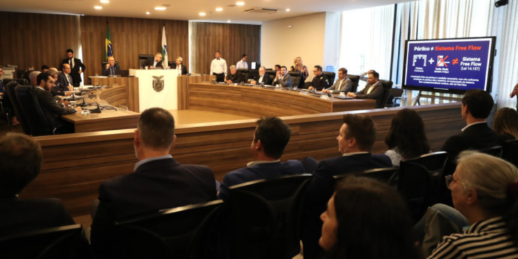 Debate reuniu reuniu deputados estaduais, prefeitos, concessionárias, além ainda do setor produtivo e representantes da Agência Nacional de Transportes Terrestres (ANTT). (Foto: Orlando Kissner/Alep)