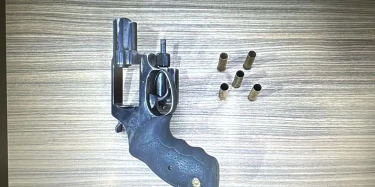 Polícia Civil prende jovem e apreende revólver com numeração raspada em Jacarezinho “Assista o vídeo”