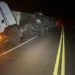 Carreta tomba na PR-431 em Cambará; motorista sai ileso