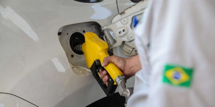 Dezessete dos vinte seis estados devem aderir à subvenção do diesel — o Distrito Federal é contra. (Foto: Geraldo Bubniak/AEN)