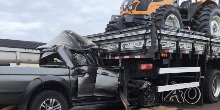 Paraná: Acidente entre caminhonete e caminhão resulta em morte na BR-163