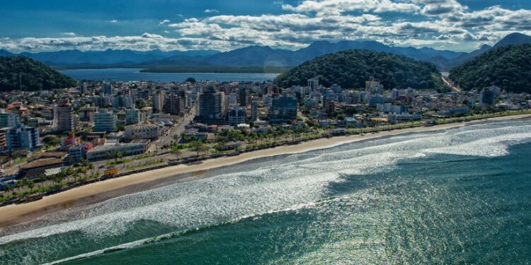 Efeito da ponte: Guaratuba tem 40 prédios em construção e comércio no Litoral dobra de tamanho
Foto: Denis Ferreira Netto/SEDEST