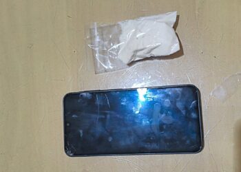 Policia Militar apreende certa quantia de cocaina, após suspeito ser visualizado dispensando o entorpecente