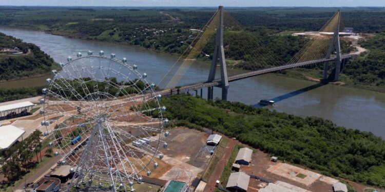 Em Foz do Iguaçu, a Ponte da Integração Brasil-Paraguai, concluída em dezembro de 2025, estabeleceu um novo marco na América Latina.
Foto: Roberto Dziura Jr/AEN