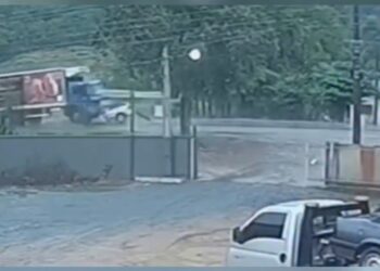 Colisão entre carro e caminhão mata duas pessoas na BR-470