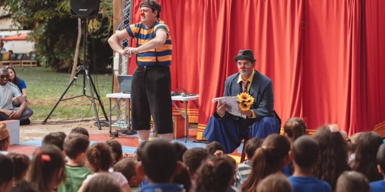 Escolas municipais de Jacarezinho recebem espetáculo de palhaçaria do EnCena