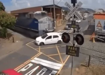 Instantes de tensão: carro parado sobre trilhos é atingido por trem “Assista o vídeo”